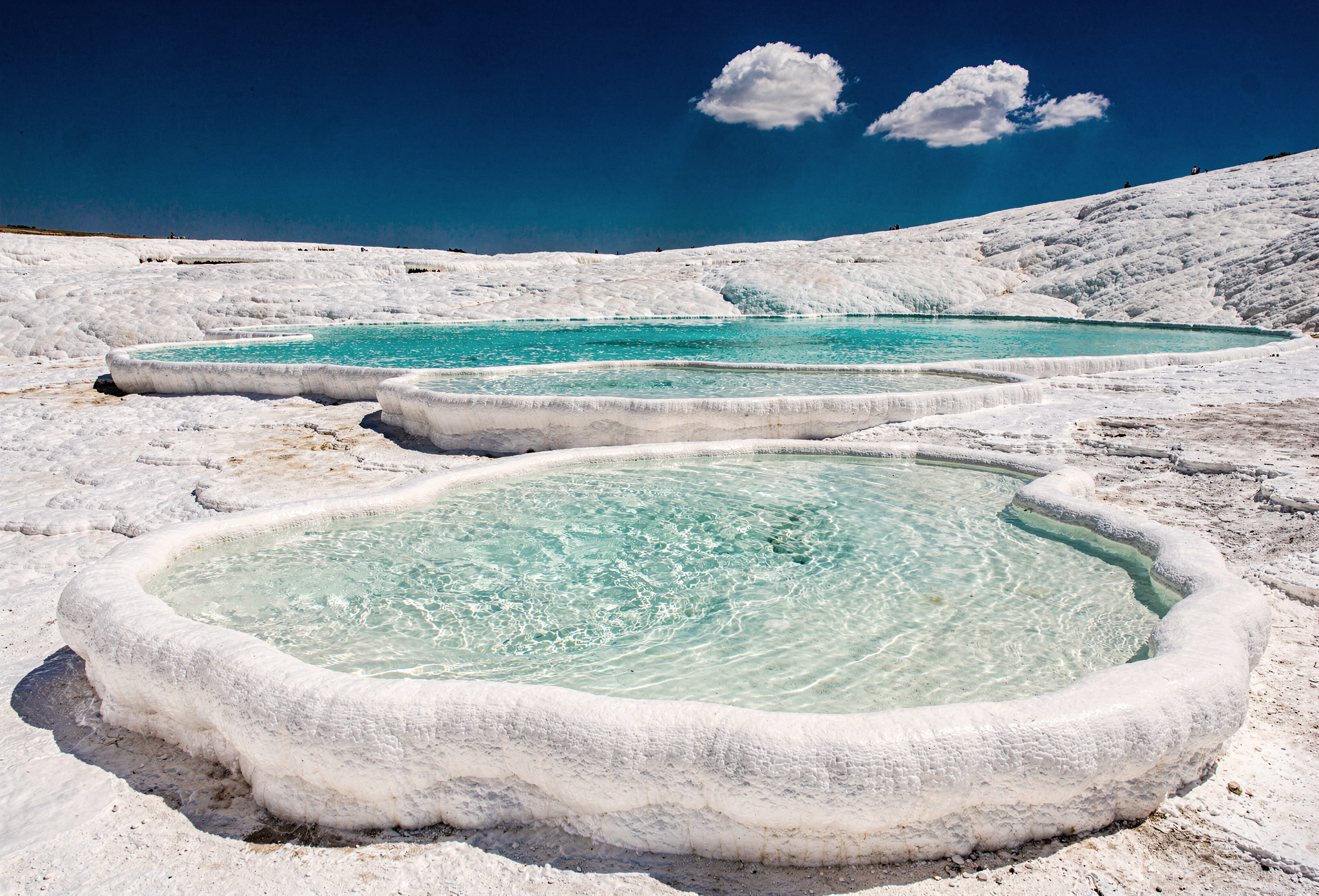 Pamukkale beyaz teras mavi gökyüzü